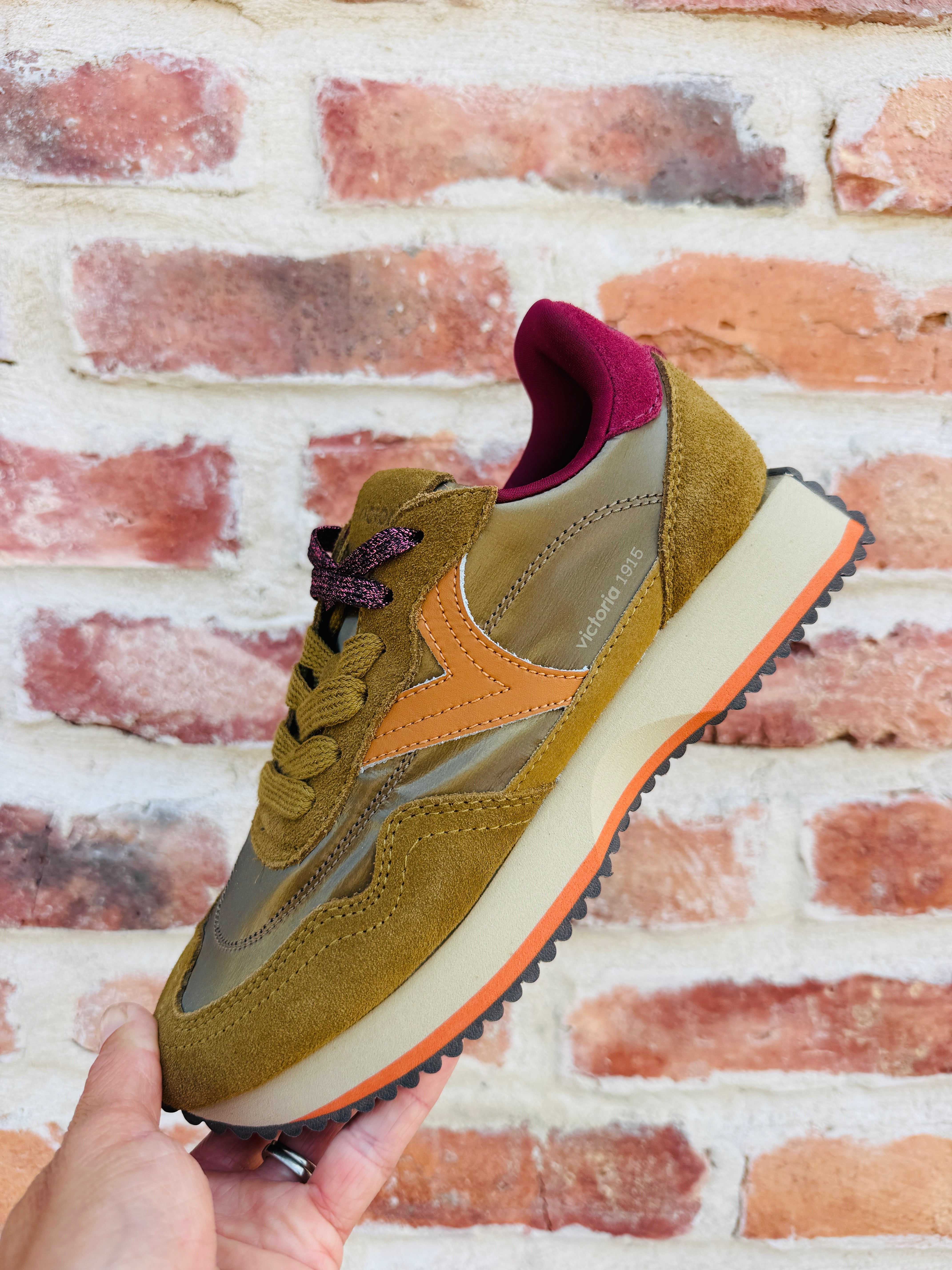 Cosmos Tennis Shoe