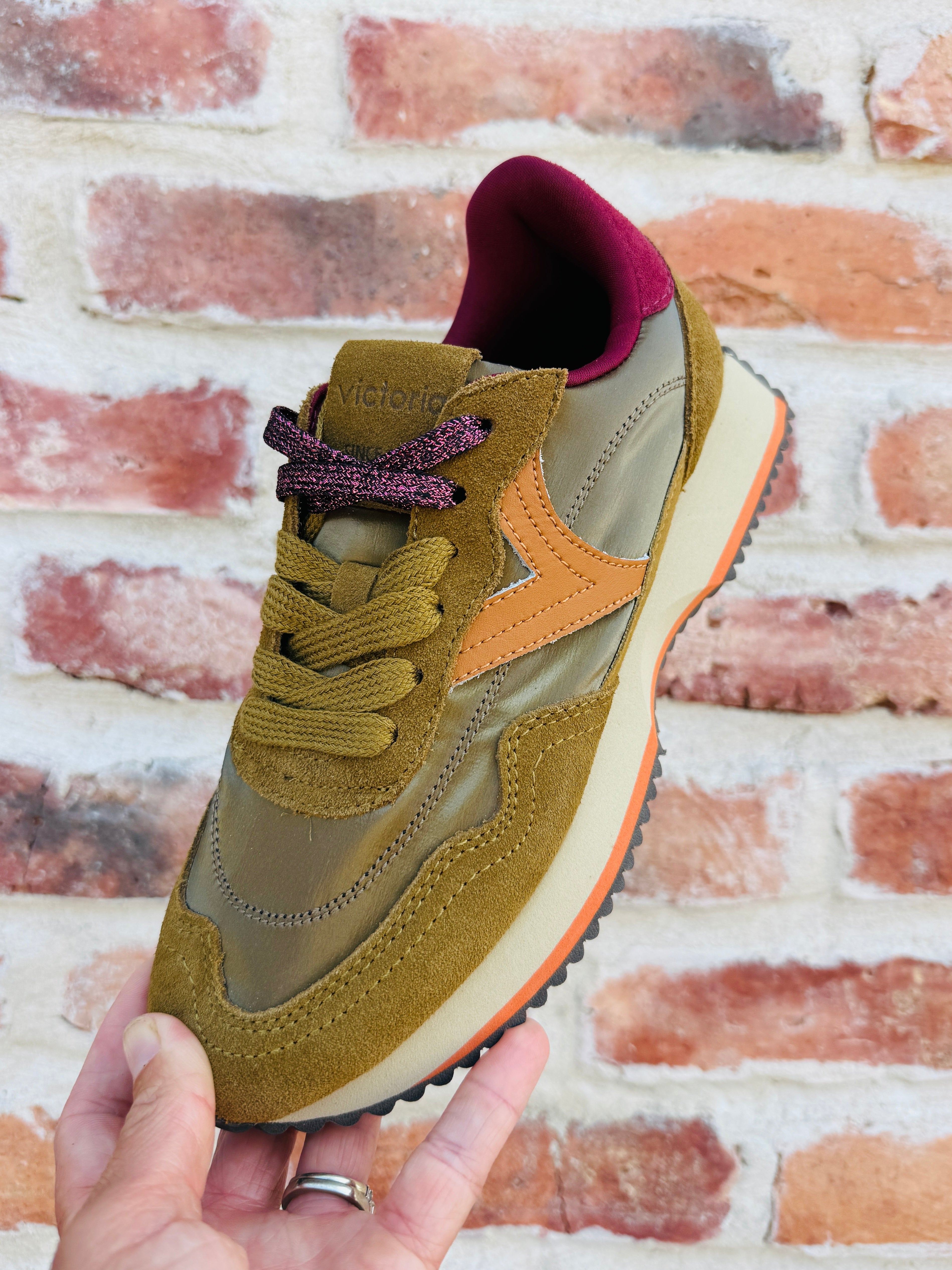Cosmos Tennis Shoe