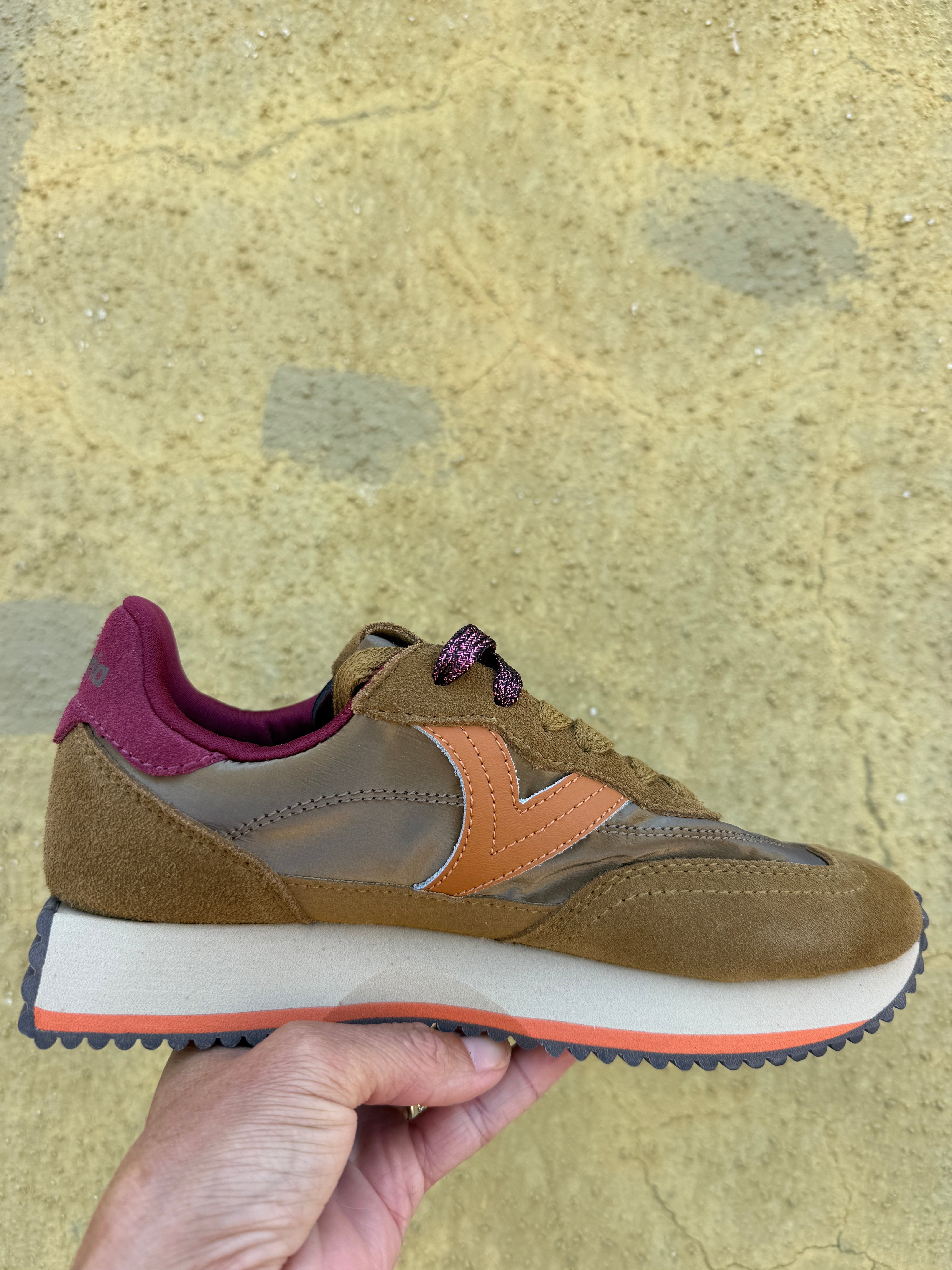 Cosmos Tennis Shoe